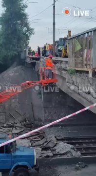 В Киеве сегодня обрушилась пешеходная часть моста