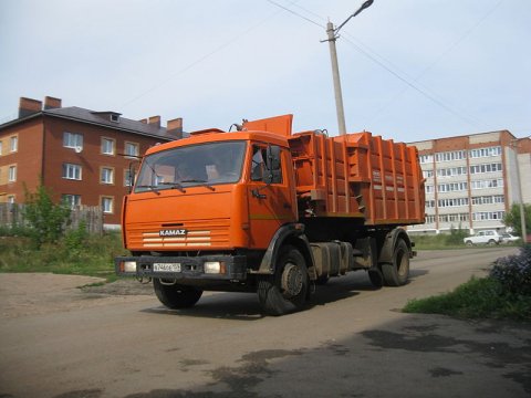 800px-KAMAZ 43253 waste collection trucks