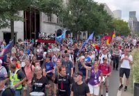 Тысячи человек вышли на улицы Берлина