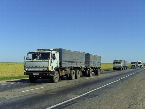 800px-Russia - Trucks on the road