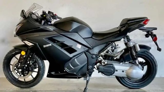 New-venom-x22-gt-is-half-sportbike-half-scooter (1) (convert