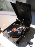 Portable 78 rpm record player (1)