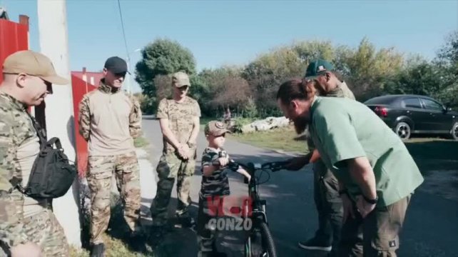 Бойцы подарили велосипед курскому мальчику, каждый день пров