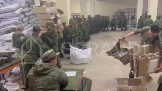 'Солдат КНДР экипируют в российское военное снаряжение&