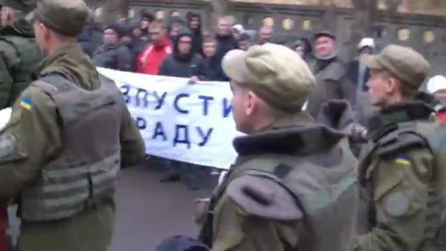 В Киеве митингующие кричат -Вальцман геть.