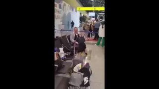Украинка подняла вой на весь аэропорт из-за того, что её не 
