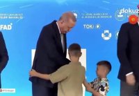 Эрдоган дал пощечину ребенку, который не поцеловал ему руку