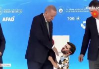 Зе целует руку эрдогану