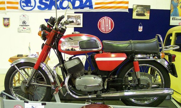 1024px-Jawa 350 red l TCE