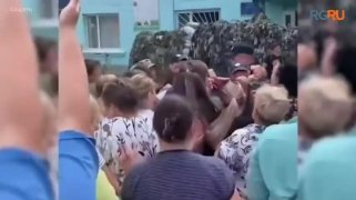 Толпа штурмует военкомат под Житомиром после смерти призывни