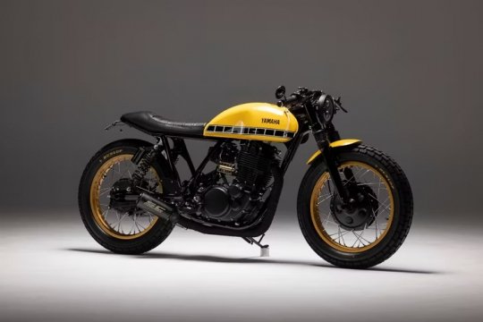 Custom-yamaha-sr400-black-cycles-1