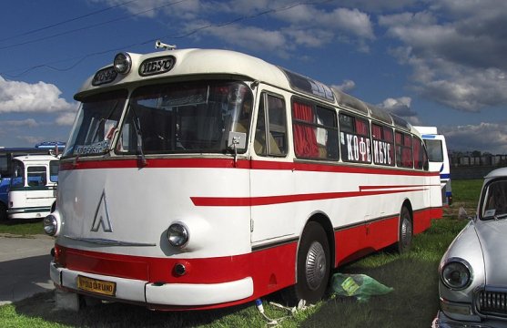 800px-ЛАЗ-695 Soviet classic bus LAZ-695