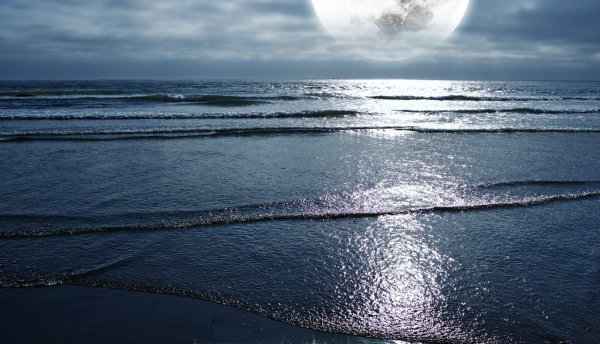 depositphotos 17170141-stock-photo-ocean-and-the-moon