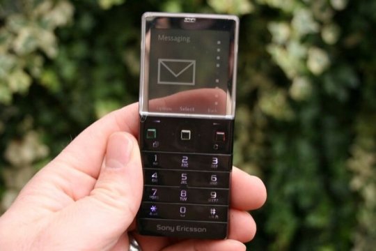 U-sony-ericsson-byl-prozrachnyj-telefon-no-nikomu-ne-ponravi