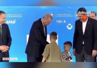 Эрдоган дал пощёчину маленькому мальчику