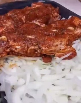 Запечённое мясо на луковой подушке