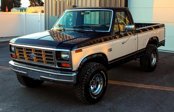 FORD F-150 XLT 4x4 (1983)