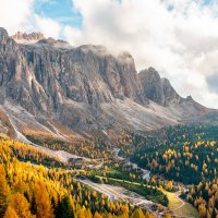 Gardena-pass-italy-cliff-mountains-autumn