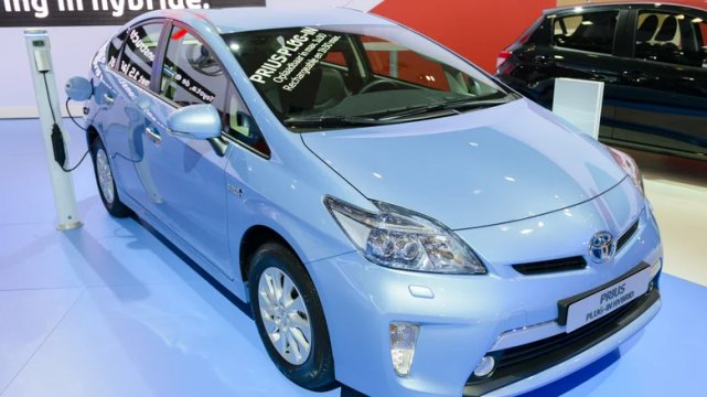 The-2014-2015-toyota-prius-is-highly-regarded-by-owners-1738