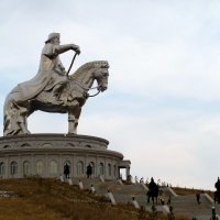 Статуя Чингисхана в Цонжин-Болдоге