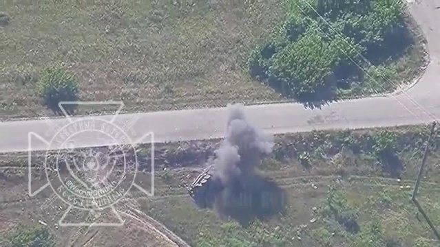 FPV-дроны сожгли перевернувшийся американский БТР Stryker -