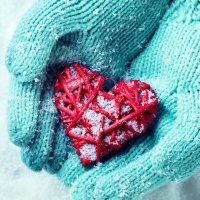 Winter-snow-hands-heart-love