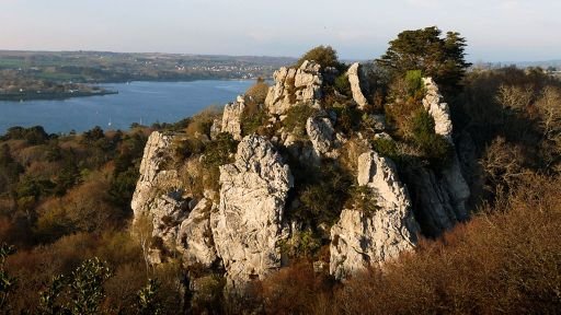 Скала Императрицы в городе Плугастель