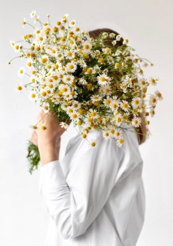 Medium-shot-woman-holding-flower-bouquet 23-2149053735