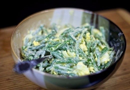 Салат из зелёной фасоли с яйцами.